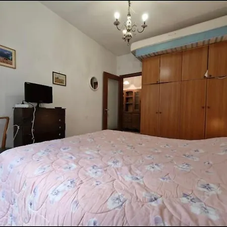 Corso Italia Appoggio A 30 Metri Dal Mare.